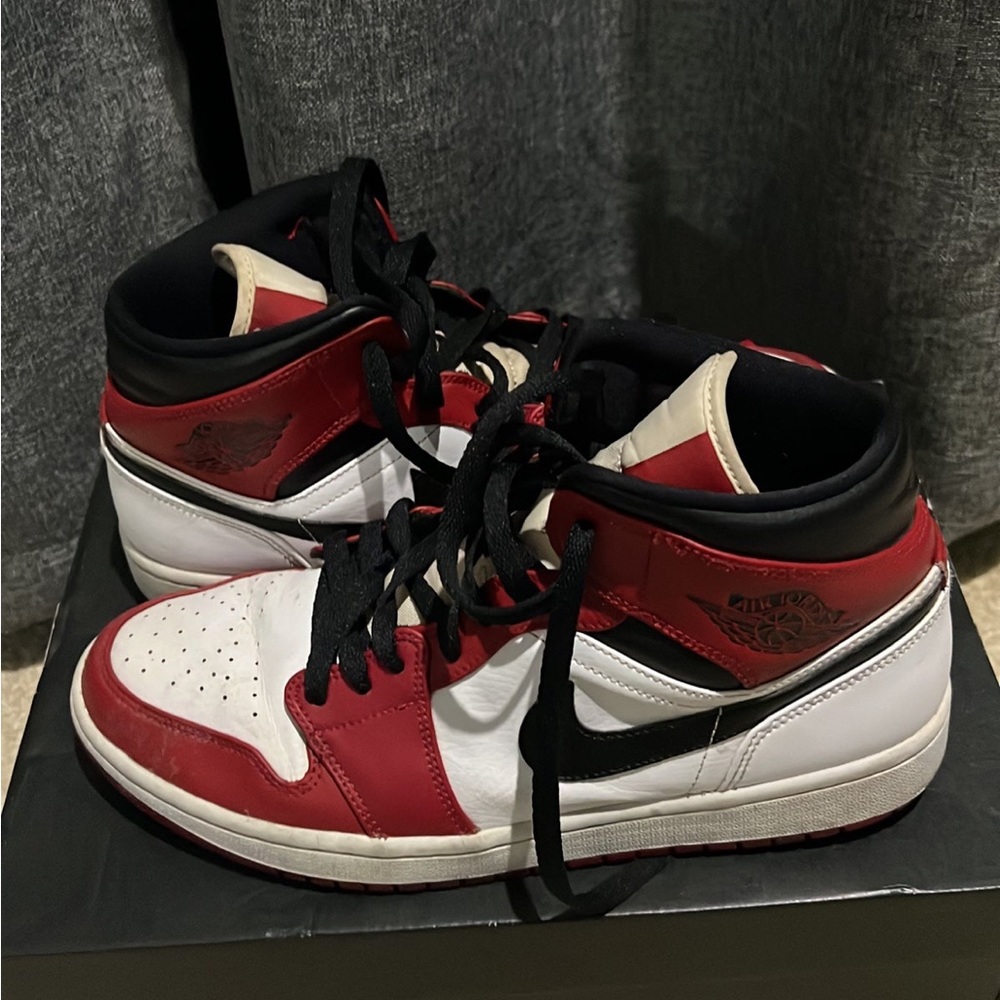 Air Jordan 1 Mid Chicagos